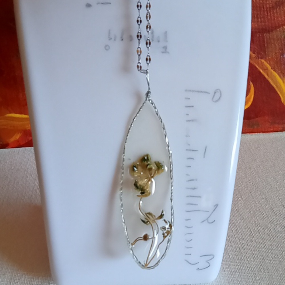 Floral necklace, large amulet
